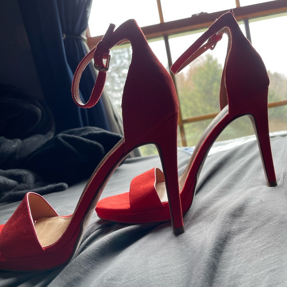Red high heels - Picture 3 of 5